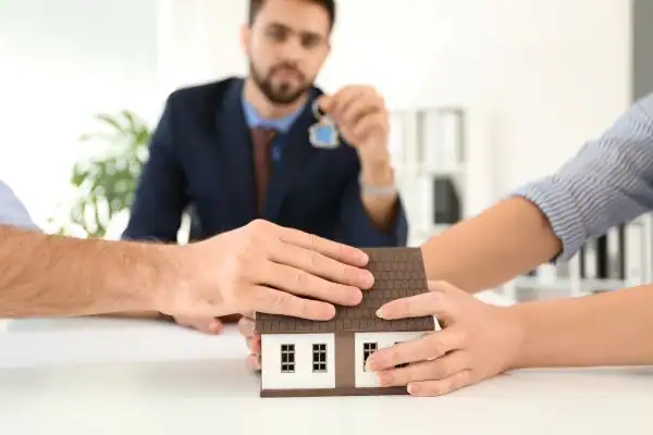Couple arguing over property in divorce mediation Portsmouth