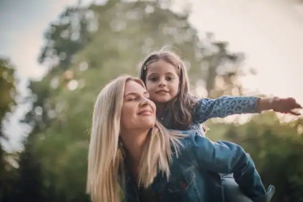 happy mum and daughter following mediation to resolve parental alienation Portsmouth
